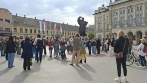 Učenici ETŠ "Mihajlo Pupin" u Novom Sadu pozvali su na okupljanje i odavanje pošte u petak, 31. oktobra, u čast nastradalom učeniku ove škole u padu nadstrešnice Nemanji Komaru.