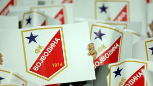 Fudbaleri Vojvodine i Crvene zvezde igraju zaostali meč trećeg kola Superlige Srbije, a na poluvremenu vode beogradski crveno-beli rezultatom 2:0.