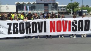 Građani Sremske Kamenice, u kojoj je za danas najavljen skup pristalica vladajuće Srpske napredne stranke (SNS), postavili su na Zmajevom trgu 16 stolica sa 16 ruža i isto toliko sveća kao spomen na nastradale u padu nadstrešnice ispred novosadske Železničke stanice.