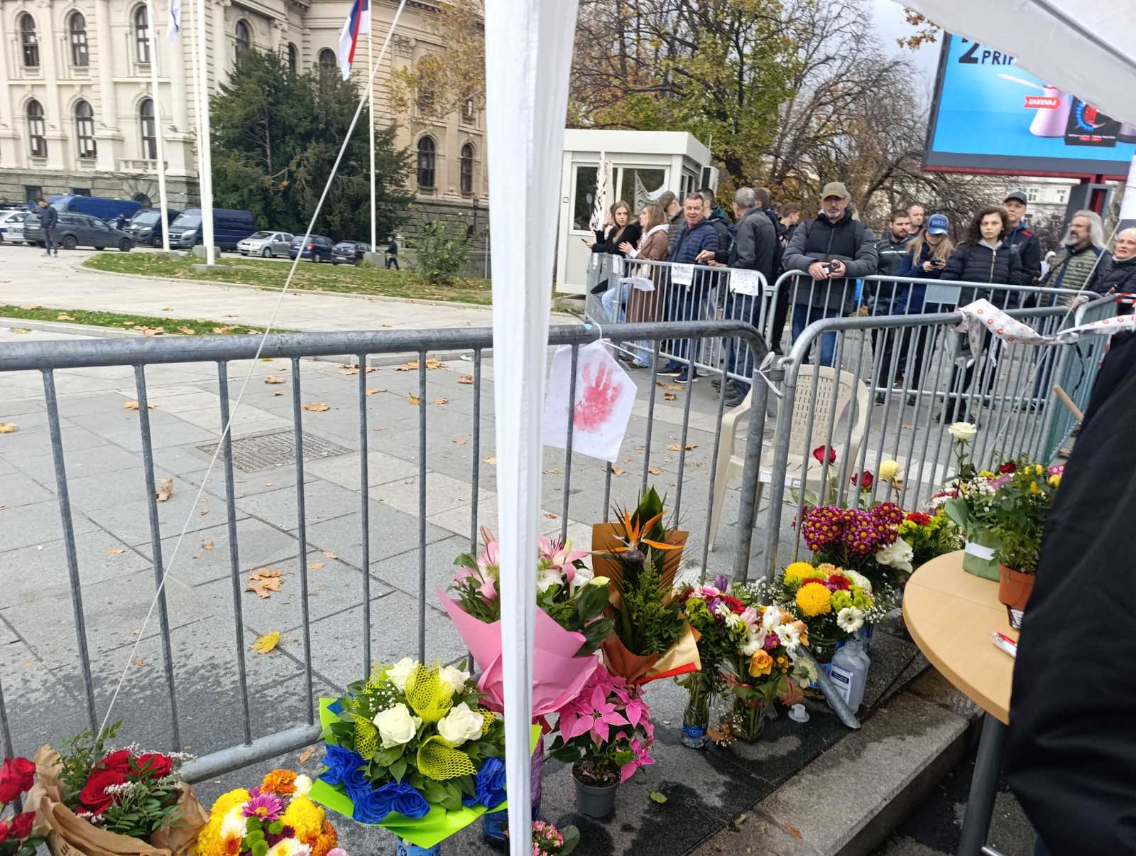 „Időpontot kell egyeztetned”: Milyen Ćacilandban Uglješa Mrdićnél, és milyen Dijana Hrkánál? 3 „Időpontot kell egyeztetned”: Milyen Ćacilandban Uglješa Mrdićnél, és milyen Dijana Hrkánál? 3