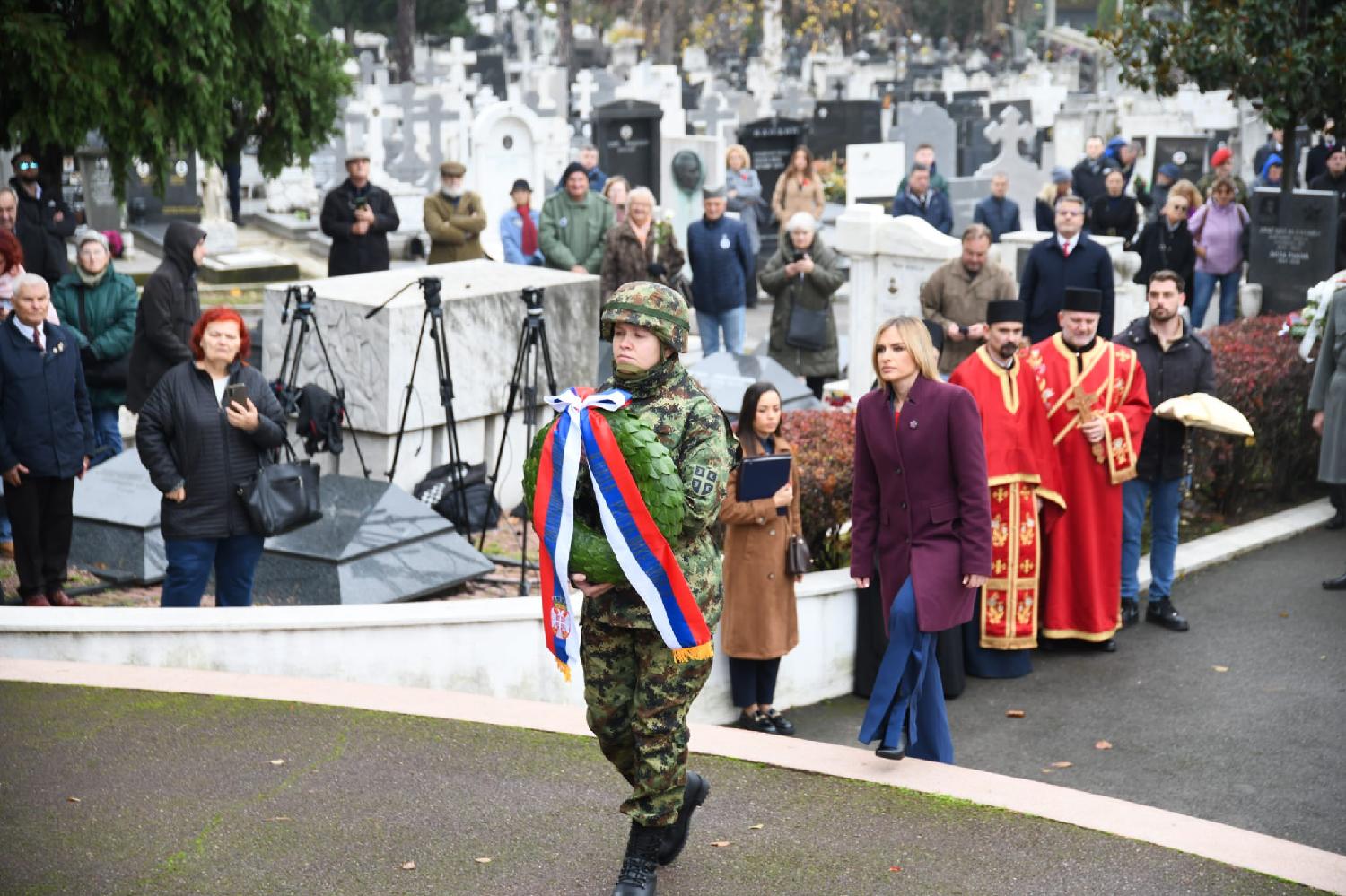 (FOTO) Kako je obeležen Dan primirja u Srbiji u slikama: Od polaganja venaca do crvene linije i živog zida 5