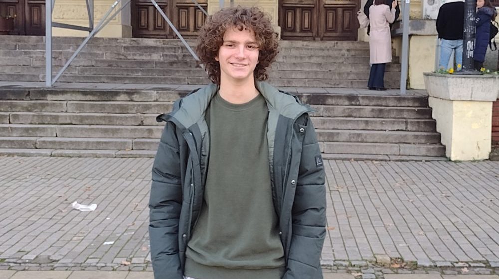 „Hteo je da bude fudbaler, a sada je ‘Hajduk u Beogradu’: Razgovarali smo sa Todorom Jovanovićem, dečakom iz Kragujevca koji osvaja film“ 1