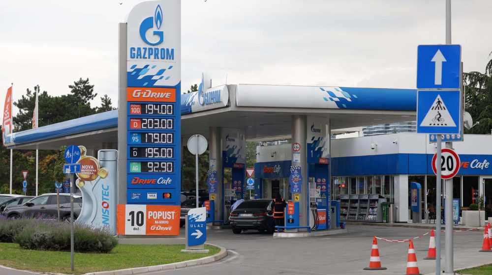 Vučić upozorava da kad se prekine platni promet 51 naselje u Srbiji neće imati gorivo na NIS-ovim pumpama 10