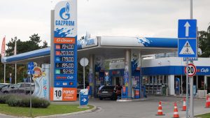 Predsednik Srbije Aleksandar Vučić rekao je danas da će biti problem sa snabdevanjem gorivom u 51 mestu u zemlji, kada se, zbog američkih sankcija, prekine platni promet sa Naftnom industrijom Srbije (NIS).