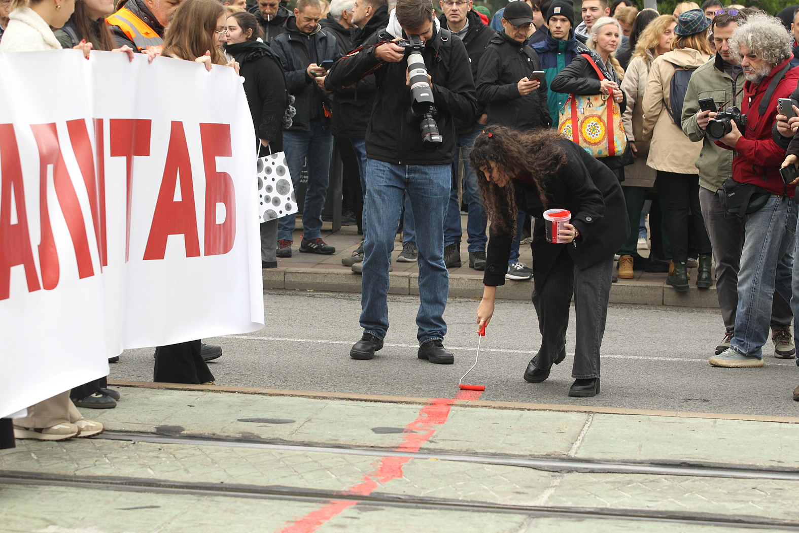 (FOTO) Kako je obeležen Dan primirja u Srbiji u slikama: Od polaganja venaca do crvene linije i živog zida 6