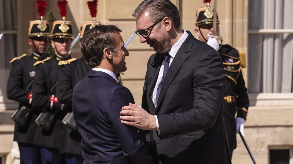 Makron dočekao Vučića ispred Jelisejske palate 9