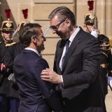 Makron dočekao Vučića ispred Jelisejske palate 1