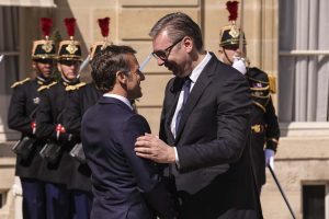 Makron dočekao Vučića ispred Jelisejske palate 2