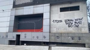 Rektor Đokić i Zoran Kesić na meti režima: Vlast krije ko piše grafite mržnje, jer stoji iza njih 8 Rektor Đokić i Zoran Kesić na meti režima: Vlast krije ko piše grafite mržnje, jer stoji iza njih 4