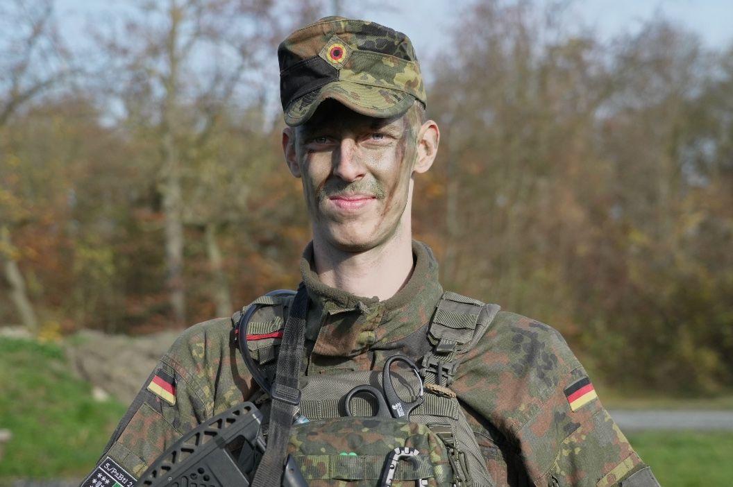 mladić u nemačkoj vojnoj uniformi