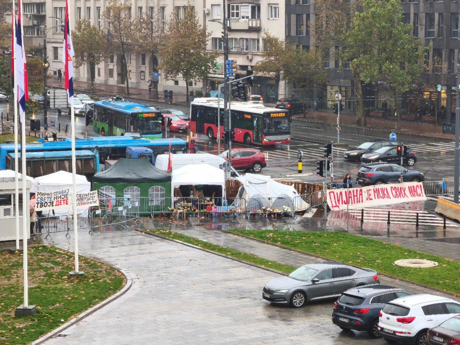 Šatori u kojima su ljudi koji podržavaju Dijanu Hrku