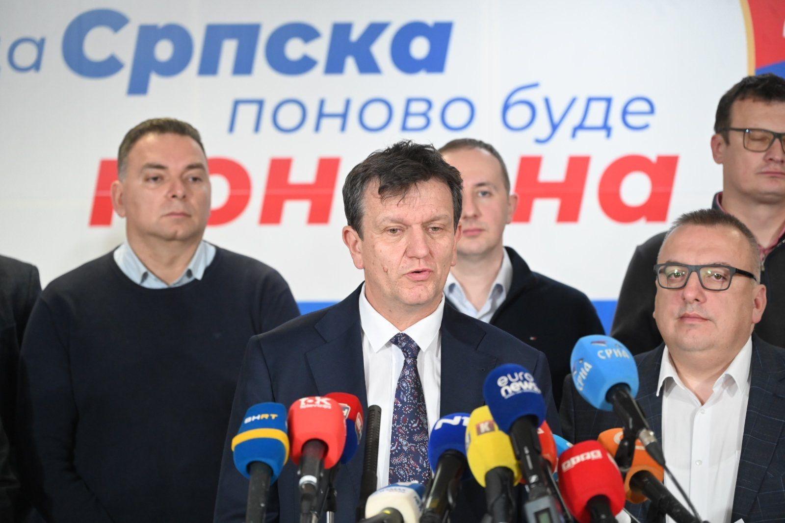 Predsednički izbori u Republici Srpskoj: Tesna pobeda Dodikovog kandidata, opozicija tvrdi da su pokradeni 2 Branko Blanuša, kandidata SDS, tvrdi da su izbori pokradeni