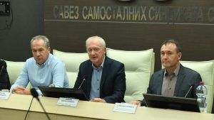 Veće Savez samostalnih sindikata Srbije (SSSS) je danas podsetilo da će u četvrtak, 13. novembra, ispred sedišta Vlade Srbije u Beogradu održati javnu sednicu sa zahtevom da se spreči ujednačavanja plata u javnom sektoru posle povećanja minimalne zarade, kao i otpuštanje većeg broja radnika iz fabrika.