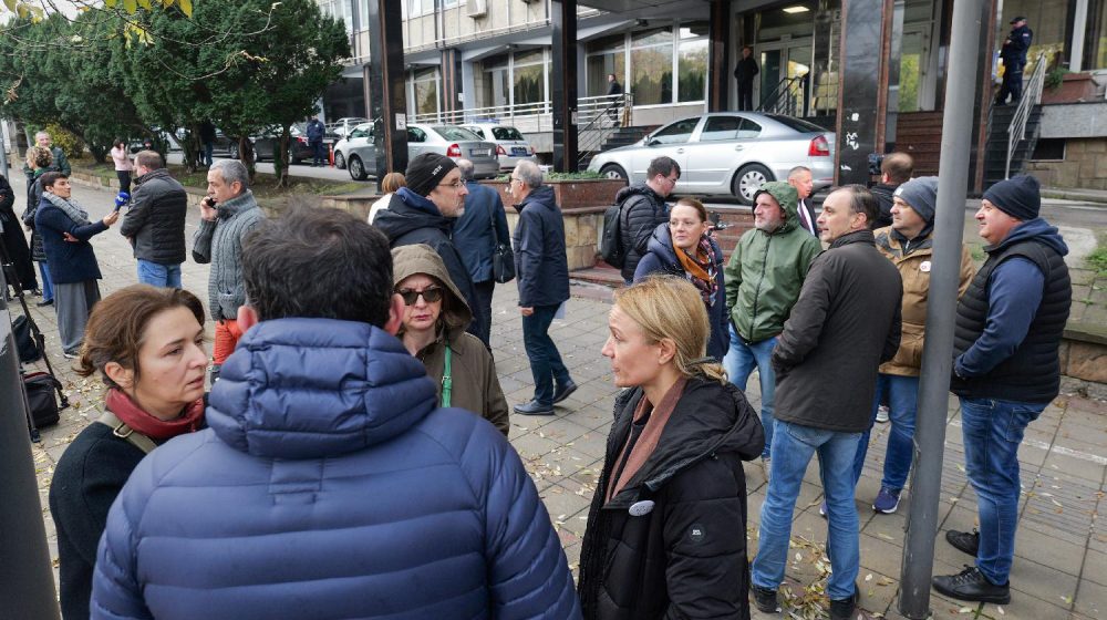 Roditelji učenika Pete gimnazije protestuju ispred Ministarstva: "Prisustvo v.d. direktorke izaziva strah kod dece" 8