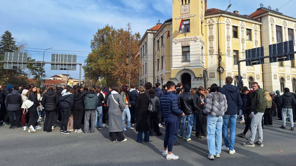 Pobuna u Gimnaziji Sremac: Roditelji, đaci i sindikat traže smenu direktorke 8
