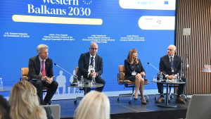 Ambasador Velike Britanije u Srbiji Edvard Ferguson ocenio je danas, na panelu "Zelena tranzicija - od posvećenja do akcije" održanom u okviru godišnje konferencije Zapadni Balkan 2030, da je za donošenje zakonske regulative o zelenoj tranziciji od velike važnosti snažan nacionalni konsenzus.