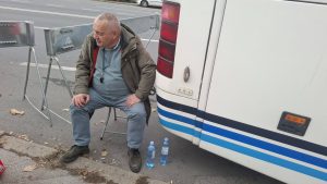 Srđan Milivojević za Danas o vezivanju za autobus prevoznika Jaćimovića: Svaki vid otpora, pa i performans, ima svoju ulogu u političkim promenama 23