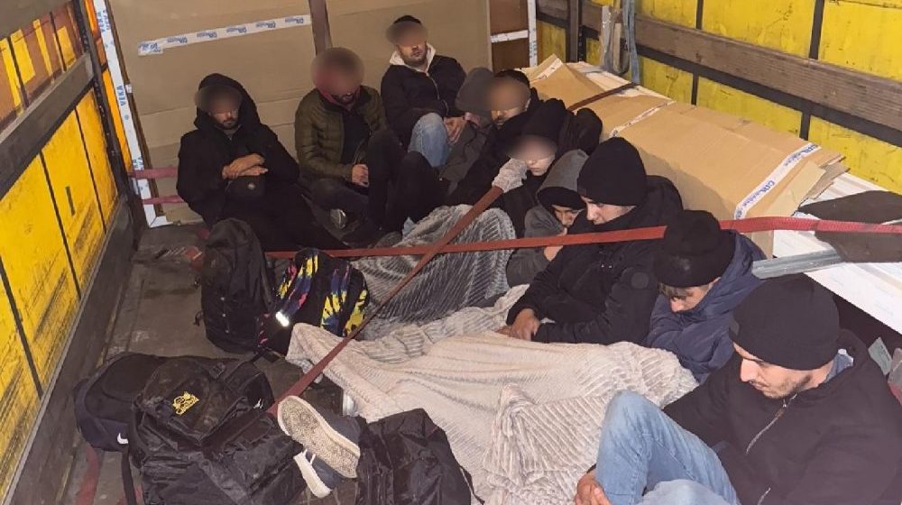 Skriveni među stolarijom i hemijom: Sprečen nezakonit prelazak migranata kod Šida 1