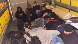 Zajedničkom akcijom carine i policije na graničnom prelazu Šid sprečen je pokušaj dve grupe od 19 ilegalnih migranata da nezakonito pređu granicu, saopštila je danas Uprava carina.