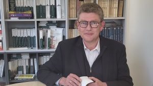 Nedavno je francusko-nemačka televizija ARTE emitovala emisiju u kojoj se kritički razmatra politički model vladavine Aleksandra Vučića. Jedan od sagovornika u studiju bio je Žan-Arno Deren, istoričar i glavni urednik portala "Courrier des Balkans", koji je, između ostalog, oštro kritikovao potpunu kontrolu institucija i medija koje predsednik Srbije ima u svojim rukama.