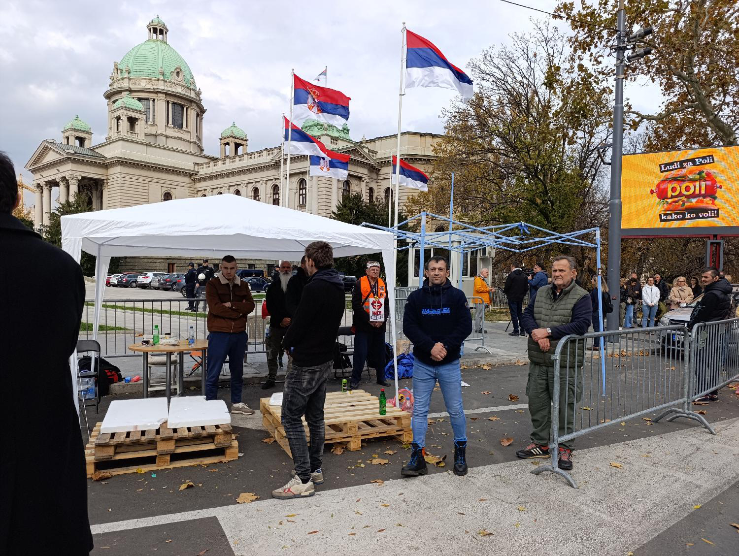 Policija ispred Skupštine: Dijana Hrka nastavlja štrajk glađu, skup podrške Štimcu ispred 29. novembra 2