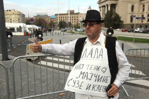 Ispred Narodne skupštine jutros je mirno, ali je i dalje prisutan značajan broj policajaca, a Dijana Hrka ne odustaje od štrajka glađu. Građani iz više gradova najavljuju dolazak ispred Skupštine Srbije kako bi joj pružili podršku.