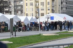 YUCOM: Hitno prekinuti javna okupljanja u Pionirskom parku i ispred parlamenta 1