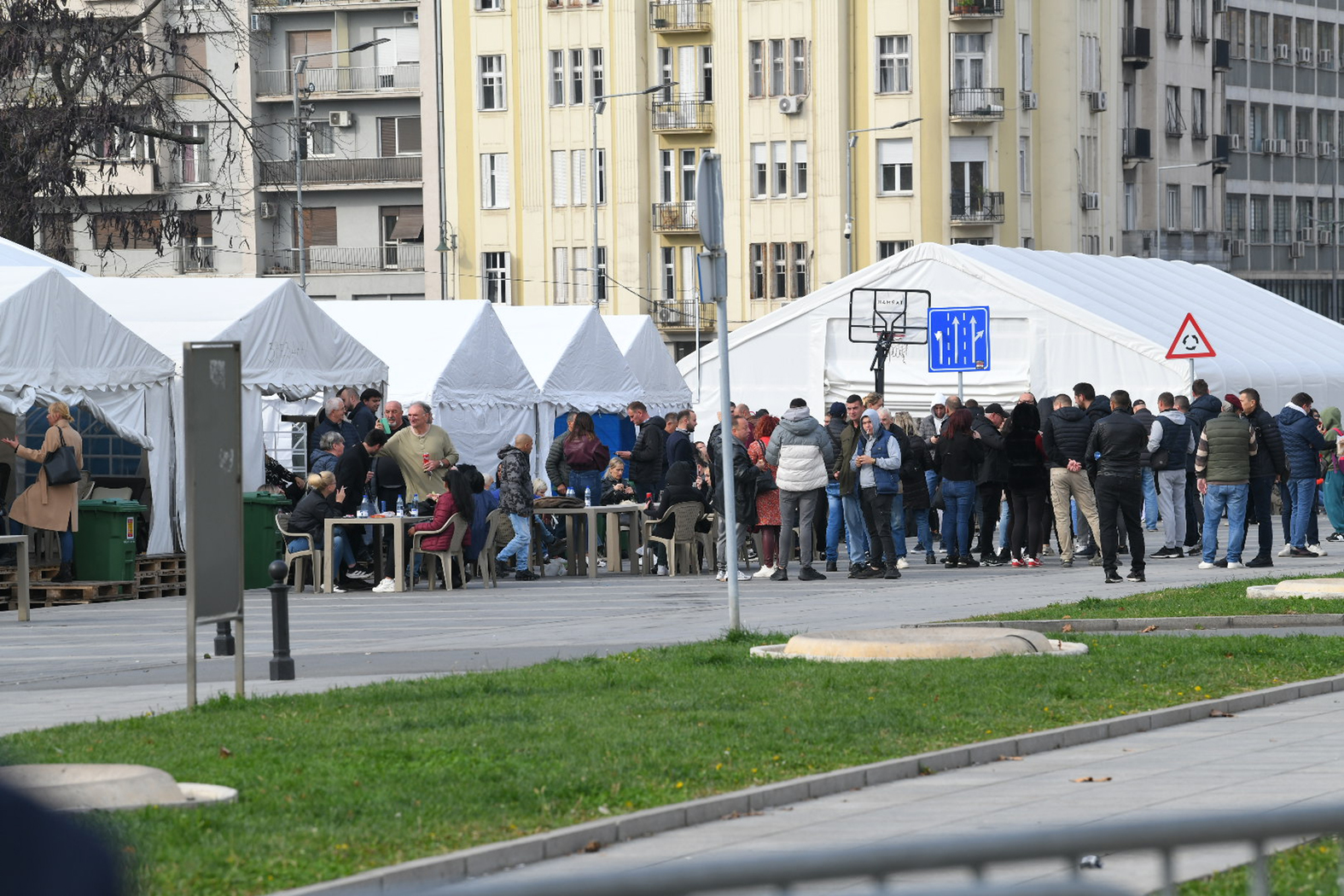 (UŽIVO) Više incidenata, hapšenja i napada na novinare: Iz Ćacilenda pirotehničkim sredstvima na građane koji su došli da podrže Dijanu Hrku 12