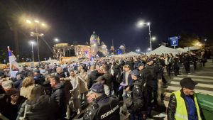 U Srbiji nikako da se zaista krene sa neophodnim reformama. Jedan od razloga može biti rasprostranjeno uverenje da je nasilje pogodan način za rešavanje sukoba, piše u autorskom tekstu za Dojče Vele Tomas Braj.