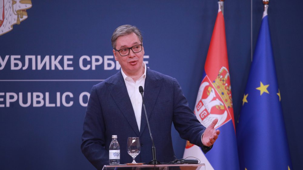Vučić iz Pariza: Neću komentarisati izjave autoprevoznika Jaćimovića 10
