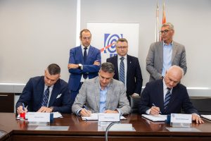 Elektroprivreda Srbije (EPS) je saopštila da uskoro počinje obnova Vlasinskih hidroelektrana, o čemu je su ugovor danas poptisali generalni direktor EPS-a Dušan Živković i predstavnici izvođača radova Energotehnike Južna Bačka.