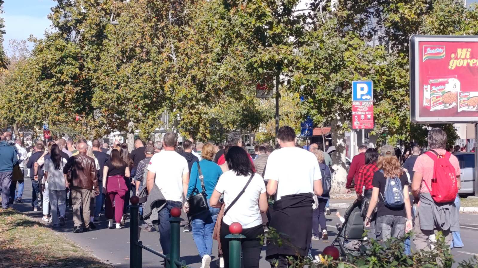 "Vidimo se sutra i svakog drugog dana dok ne bude pravde": Sa 16 minuta tišine i 16 lampiona završen komemorativni skup u Novom Sadu (FOTO/VIDEO) 12