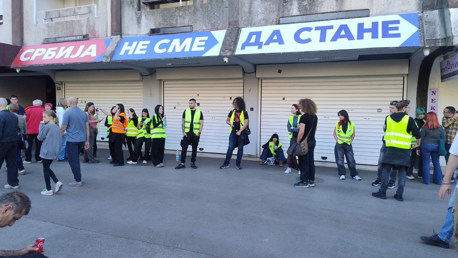"Vidimo se sutra i svakog drugog dana dok ne bude pravde": Sa 16 minuta tišine i 16 lampiona završen komemorativni skup u Novom Sadu (FOTO/VIDEO) 10