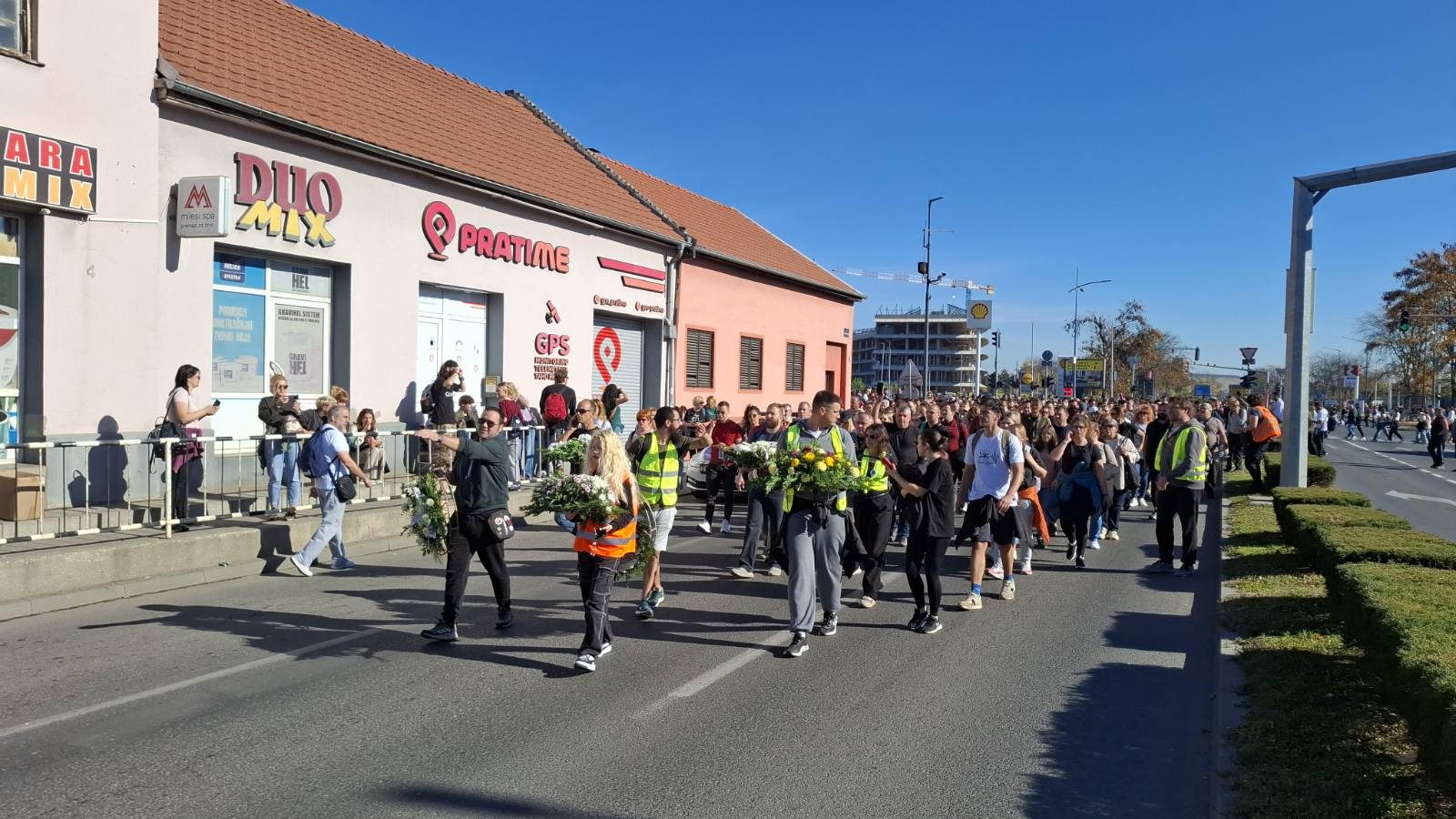 "Vidimo se sutra i svakog drugog dana dok ne bude pravde": Sa 16 minuta tišine i 16 lampiona završen komemorativni skup u Novom Sadu (FOTO/VIDEO) 14