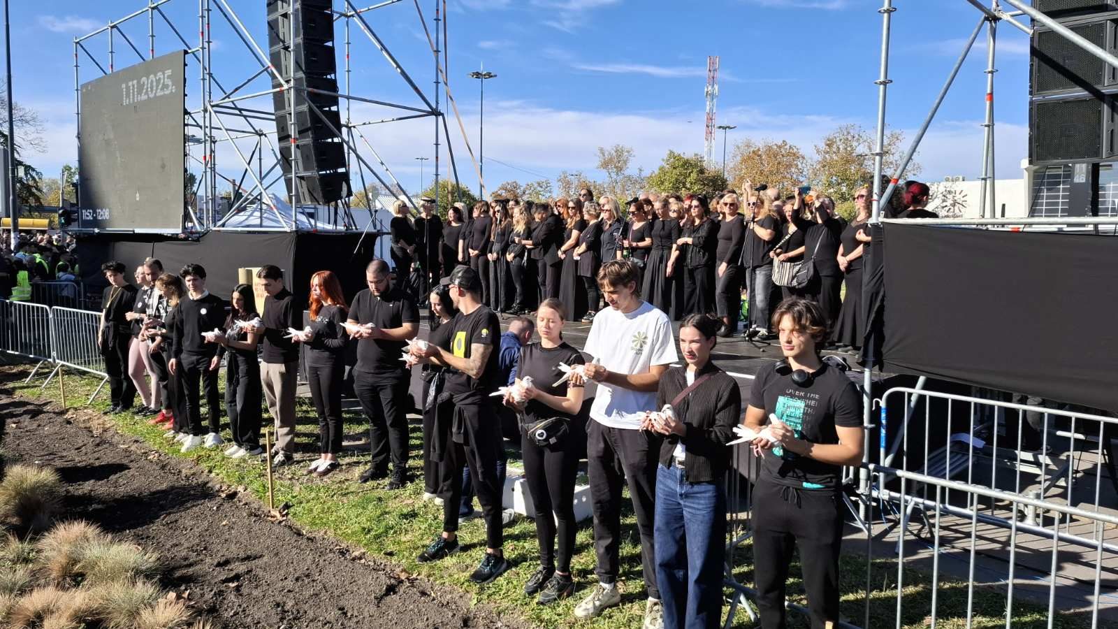 "Vidimo se sutra i svakog drugog dana dok ne bude pravde": Sa 16 minuta tišine i 16 lampiona završen komemorativni skup u Novom Sadu (FOTO/VIDEO) 11