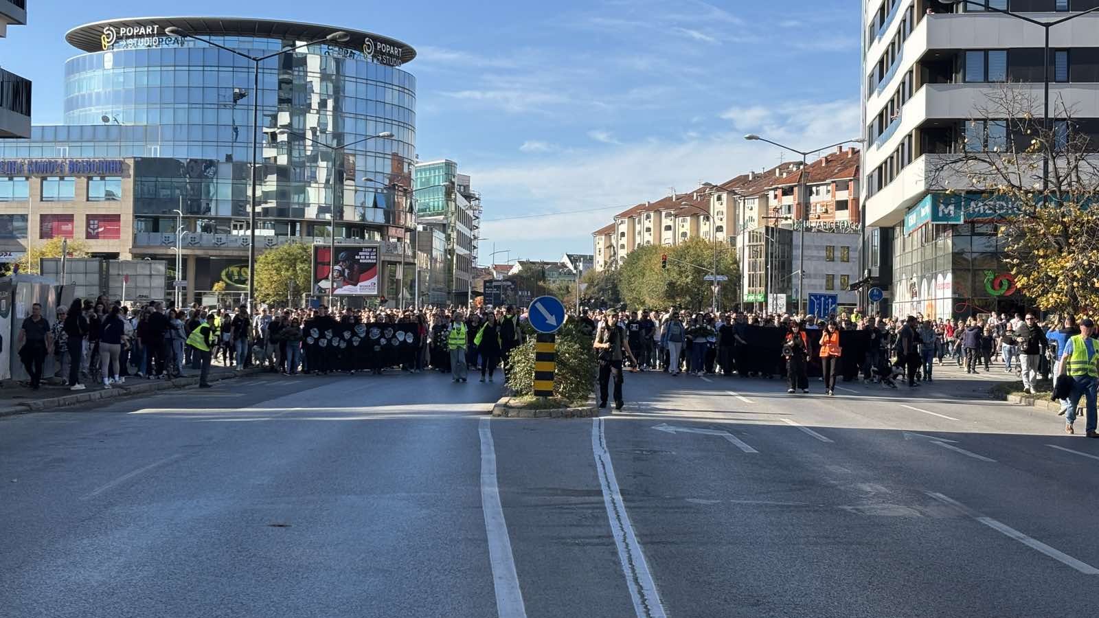 "Vidimo se sutra i svakog drugog dana dok ne bude pravde": Sa 16 minuta tišine i 16 lampiona završen komemorativni skup u Novom Sadu (FOTO/VIDEO) 13