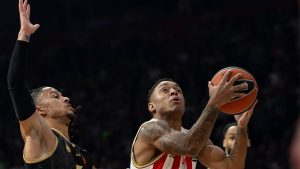 Košarkaši Crvene zvezde su u meču 11. kola Evrolige pobedili Monako sa 91:79. Pobeda crveno-belih dobija na značaju ako se uzme u obzir da pored duže povređenih igrača trener Saša Obradović na ovom meču nije mogao da računa na Ebuku Izundua i još jednom na Čimu Monekea.