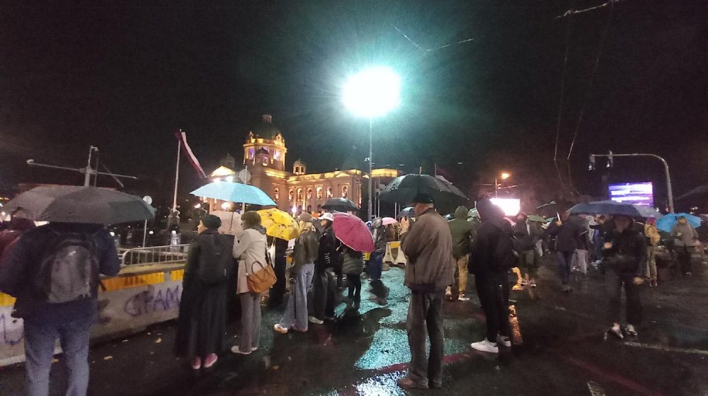 (UŽIVO) Više incidenata, hapšenja i napada na novinare: Iz Ćacilenda pirotehničkim sredstvima na građane koji su došli da podrže Dijanu Hrku 1