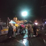 (UŽIVO) Više incidenata, hapšenja i napada na novinare: Iz Ćacilenda pirotehničkim sredstvima na građane koji su došli da podrže Dijanu Hrku 5