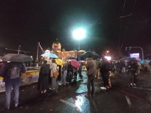 Ispred Narodne skupštine je mirno, ali je i dalje prisutan značajan broj policajaca, a Dijana Hrka ne odustaje od štrajka glađu, i poručuje Vučiću i Dačiću da je neće slomiti. Građani iz više gradova najavljuju dolazak ispred Skupštine Srbije kako bi joj pružili podršku.