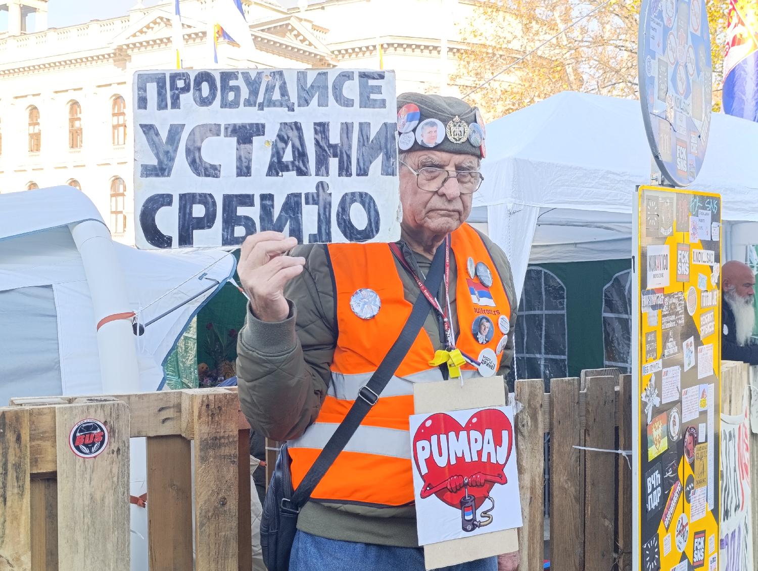 Tišina kod Hrke: Građani i đaci i danas pružaju podršku majci koja već 13. dan štrajkuje glađu (FOTO) 5