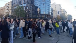 Tišina kod Hrke: Građani i đaci i danas pružaju podršku majci koja već 13. dan štrajkuje glađu (FOTO) 3