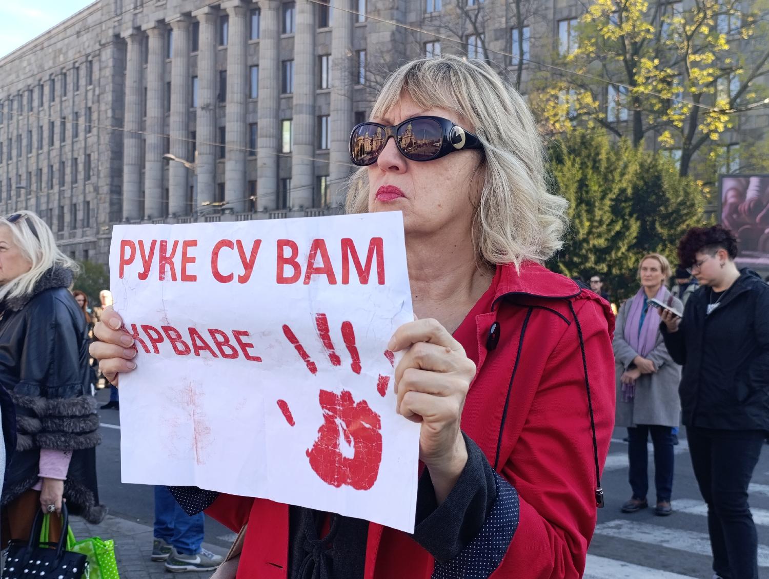 Tišina kod Hrke: Građani i đaci i danas pružaju podršku majci koja već 13. dan štrajkuje glađu (FOTO) 4