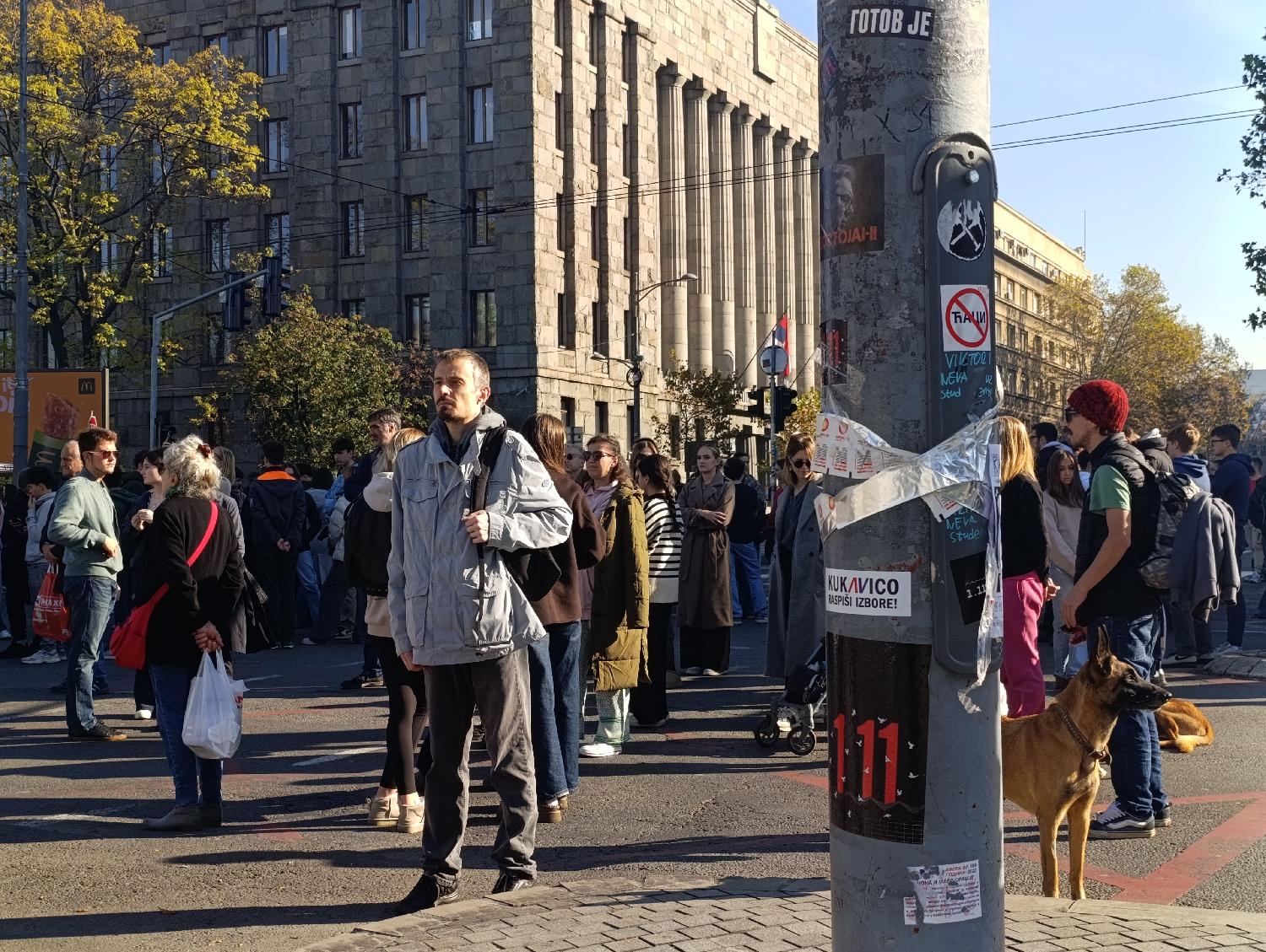 Tišina kod Hrke: Građani i đaci i danas pružaju podršku majci koja već 13. dan štrajkuje glađu (FOTO) 3