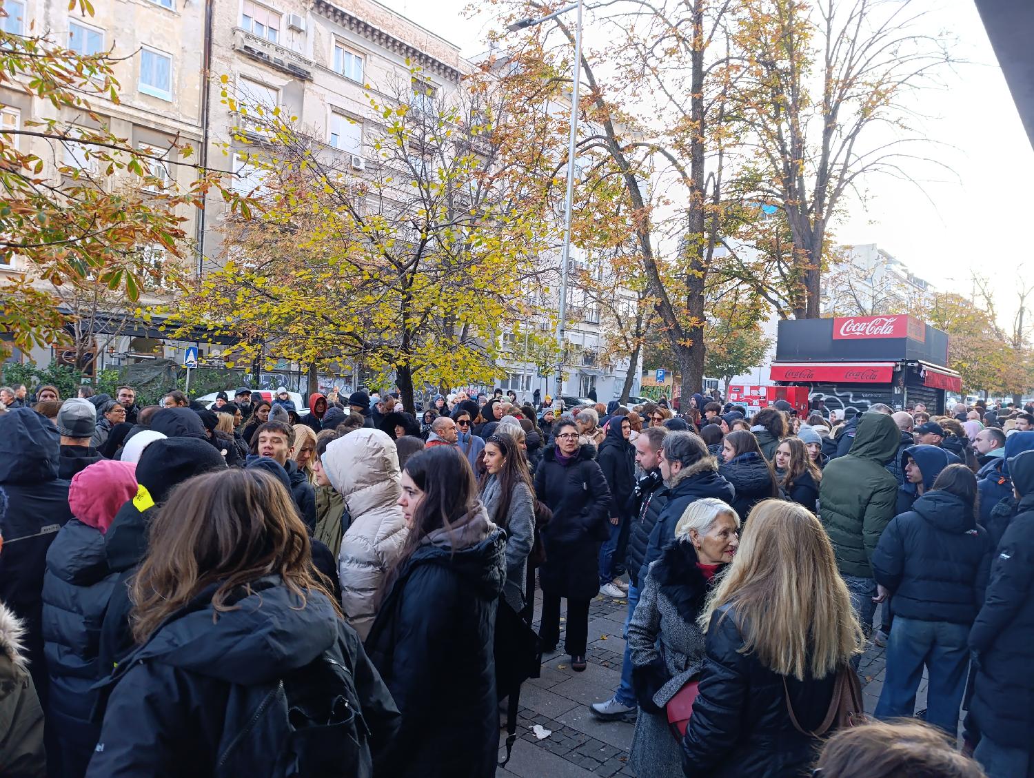 "Dobili smo nepristojnu ponudu": Protest đaka i roditelja Pete beogradske gimnazije završen ispred Ministarstva prosvete (FOTO) 5