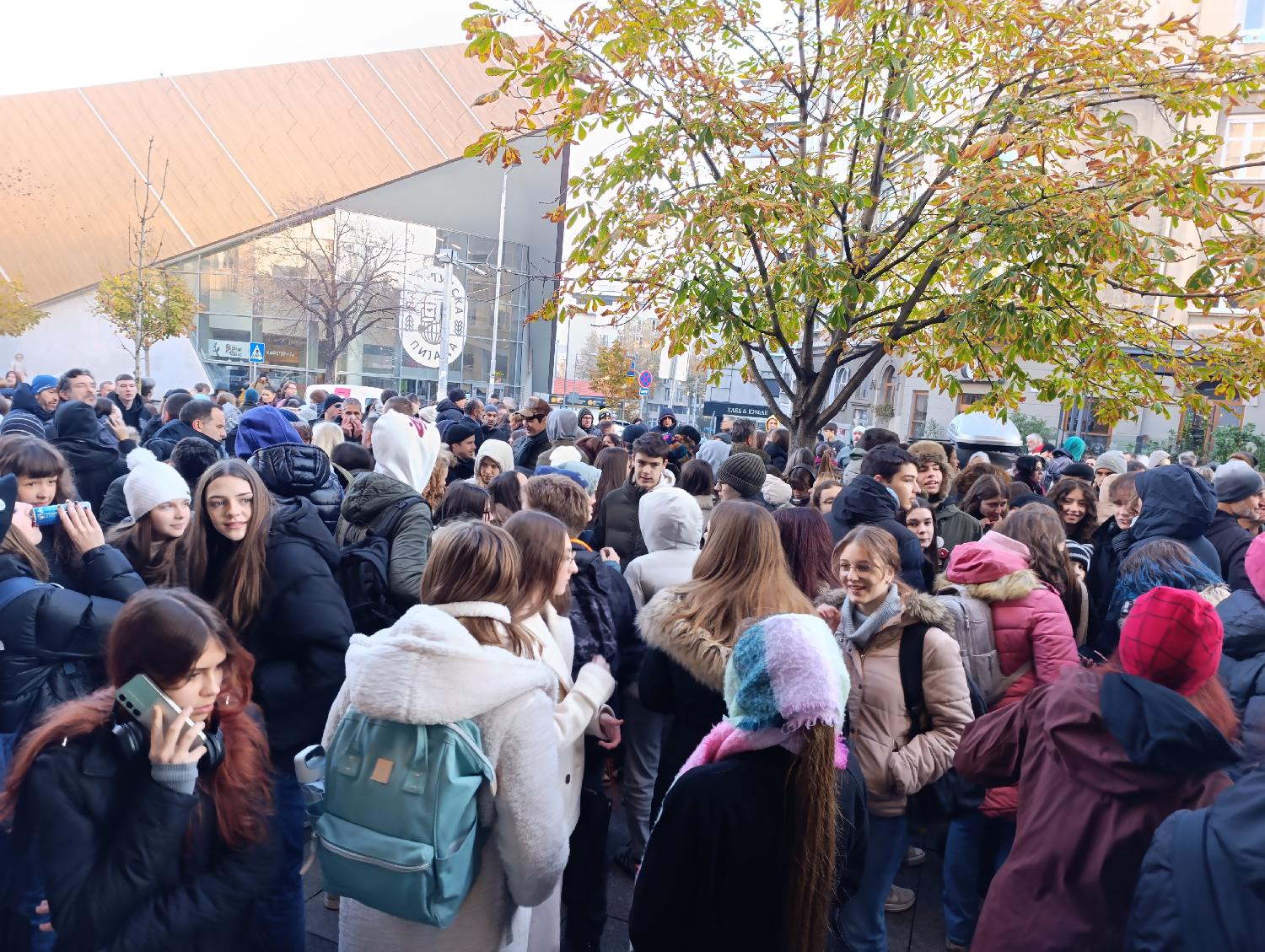 "Dobili smo nepristojnu ponudu": Protest đaka i roditelja Pete beogradske gimnazije završen ispred Ministarstva prosvete (FOTO) 4
