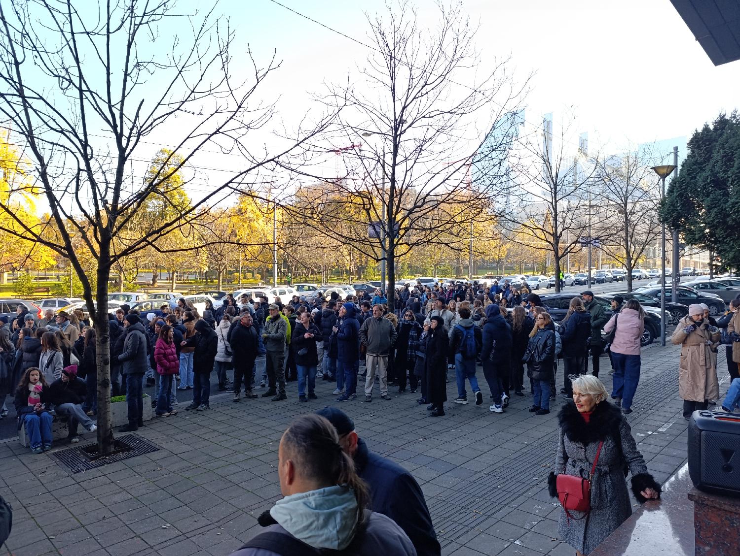 "Dobili smo nepristojnu ponudu": Protest đaka i roditelja Pete beogradske gimnazije završen ispred Ministarstva prosvete (FOTO) 2