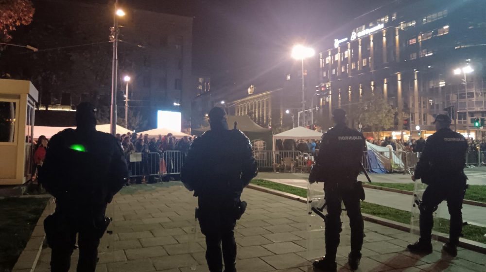 Policija zaustavila autobus autoprevoznika Jaćimovića kod Pravnog fakulteta