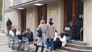 Učenici Pete beogradske gimnazije i njihovi roditelji pozvali su na okupljanje sutra u 7.30 ispred te škole, uz poruku da se nastava ne može izmeštati iz te zgrade, kao što je predviđeno planom Ministarstva prosvete.