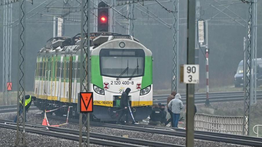 Ruska tajna služba odgovorna za sabotažu železnice, tvrdi premijer Poljske 1 Voz na šinama i ljudi kako obavljaju istragu
